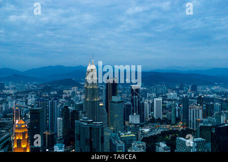 Vista sul paesaggio cittadino di Kuala Lumpur al tramonto dal Menara KL Tower a Kuala Lumpur, Malesia Foto Stock