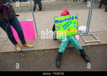 Seduto Protester Holding firmano durante le donne di marzo, Washington, Stati Uniti d'America, 21 gennaio, 2017 Foto Stock