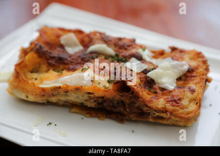 Lasagna di carne su sfondo di legno , il cibo italiano Foto Stock