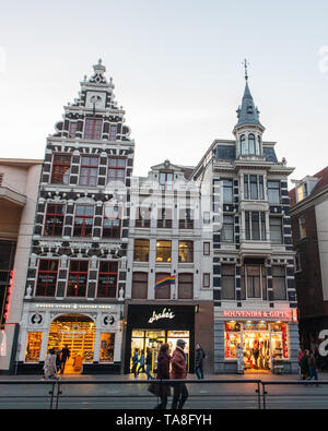 Architettura di Amsterdam - Gli amanti dello shopping a piedi da negozi in tipico edificio stretto Amsterdam architettura stile Foto Stock