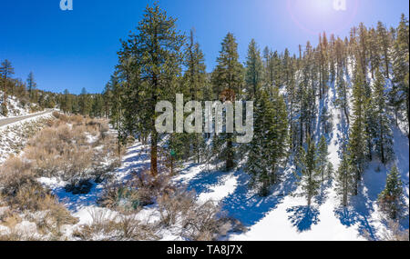 Un nuovo manto di neve porta una nuova versione della bellezza al Southern California in montagna. Immagine catturata da un antenna fuco a quota 20 Foto Stock