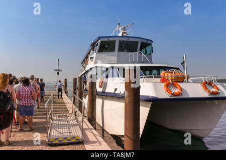 GARDA LAGO DI GARDA ITALIA - Settembre 2018: accodamento dei passeggeri a bordo di un traghetto passeggeri presso la città del Garda sul Lago di Garda. Foto Stock