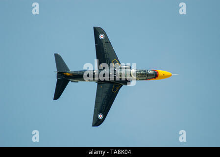 La Royal Air Force mostra in solitaria BAe Systems Hawk T1 in uno speciale schema di verniciatura che vola ad una fiera aerea. Addestratore di jet Hawk della RAF britannica, aereo da addestramento Foto Stock