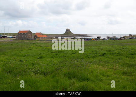 Cottage sui Lindisfarne Castle, costruita sulla rupe Beblowe, su Lindisfarne in Northumberland, Inghilterra. Lindisfarne è indicato anche come Isola Santa. Foto Stock