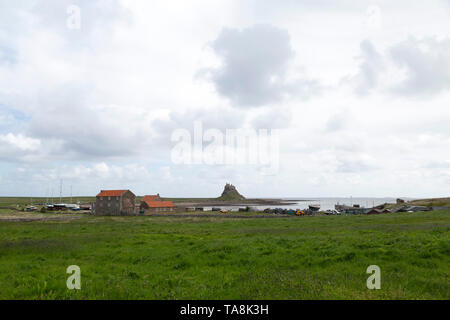 Cottage sui Lindisfarne Castle, costruita sulla rupe Beblowe, su Lindisfarne in Northumberland, Inghilterra. Lindisfarne è indicato anche come Isola Santa. Foto Stock