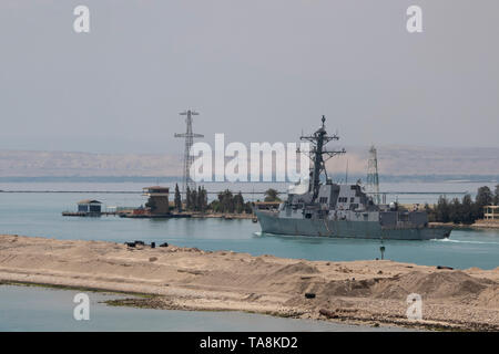 L'Egitto, il canale di Suez. 9 maggio 2019 Arleigh Burke-class guidato-missili cruiser USS Bainbridge (DDG 96) in transito attraverso il canale. Foto Stock