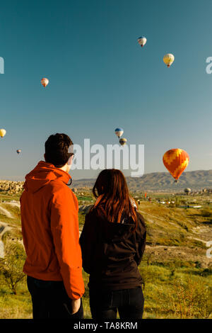 Gli amanti matura la visione di palloncini battenti in kapadokya, Turchia Foto Stock