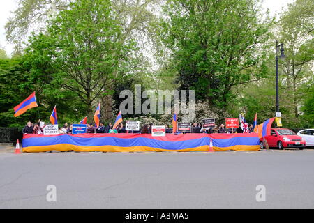 Il genocidio armeno manifestanti fuori dall Ambasciata turca a Londra, esigente il pieno riconoscimento del 1915 i crimini di guerra come un genocidio Foto Stock