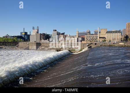 La Mississippi River a San Anthony Falls serratura superiore e Dam nel centro di Minneapolis, Minnesota Foto Stock