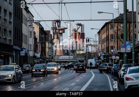 Il traffico automobilistico, strada trafficata e ThyssenKrupp Steel mill, Duisburg-Bruckhausen, Duisburg, la zona della Ruhr, Nord Reno-Westfalia, Germania Foto Stock