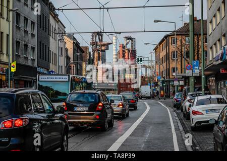 Il traffico automobilistico, strada trafficata e ThyssenKrupp Steel mill, Duisburg-Bruckhausen, Duisburg, la zona della Ruhr, Nord Reno-Westfalia, Germania Foto Stock