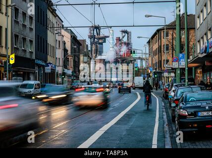 Il traffico automobilistico, strada trafficata e ThyssenKrupp Steel mill, Duisburg-Bruckhausen, Duisburg, la zona della Ruhr, Nord Reno-Westfalia, Germania Foto Stock