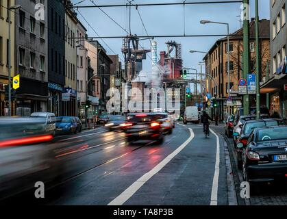 Il traffico automobilistico, strada trafficata e ThyssenKrupp Steel mill, Duisburg-Bruckhausen, Duisburg, la zona della Ruhr, Nord Reno-Westfalia, Germania Foto Stock