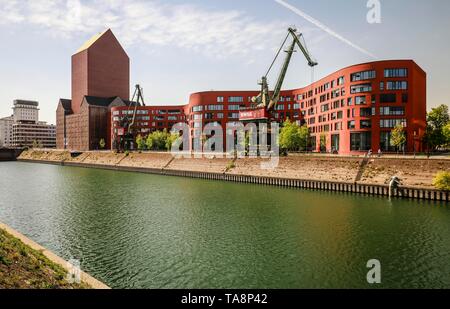 Duisburg porto interno con la forma ondulata nuovo edificio della Renania settentrionale-Vestfalia Archivio di stato convertito torre di archivio nell'ex RWSG Foto Stock