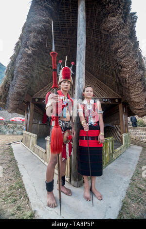 Giovani Naga Tribal Couplein costumi tradizionali a Hornbill festival,Kohima,Nagaland,l'India il 1° dicembre 2013 Foto Stock
