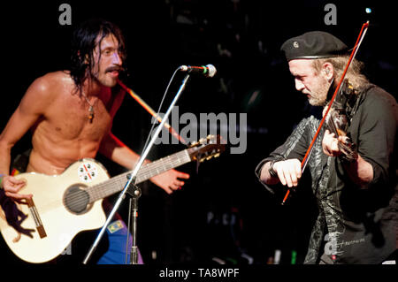 Gypsy punk band Gogol Berdello: Eugene Hutz (cantante) e Sergey Ryabtsev (violino) Foto Stock