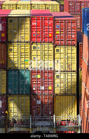 Mare del Nord, Paesi Bassi - 2019.05.11: vista sul ponte sistemati contenitori di container conti annapurna (imo# 9286255) en route da Rotterdam a hamb Foto Stock