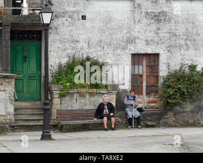 Spagna, donne anziane in Padron, lungo il San Giacomo a piedi , Camino de Santiago , Galicia, Spagna - Portoghese modo Foto © Fabio Mazzarella/Sintesi/al Foto Stock