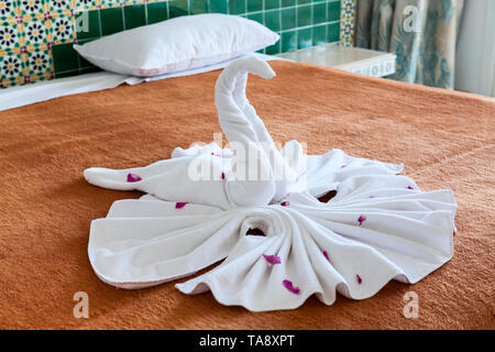 Swan da asciugamani bianchi è il grande letto in camera d'albergo, nessuno Foto Stock