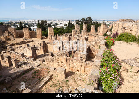 Vista generale del Antonine bagni in Cartagine da hill. Sito archeologico. La Tunisia, l'Africa Foto Stock