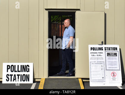 Un ufficiale delle elezioni attende gli elettori in corrispondenza di una stazione di polling alloggiato in una cabina temporanea su un consiglio del parco auto in Sydney Road, Cradley Heath, West Midlands, come testa gli elettori a votare per il Parlamento europeo elezioni. Foto Stock