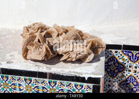 La rosa del deserto di sabbia o di rose è salito di formazioni di cluster di cristallo di gesso dal deserto del Sahara. Si utilizzano per dono turistica Foto Stock