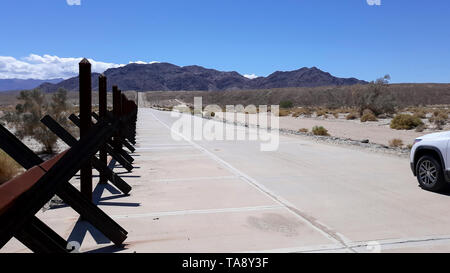 La Normandia-stile barriera del veicolo vicino Calexico, California, 20 maggio. USACE è sostenere il Department of Homeland Security è richiesta per la costruzione di recinzioni pedonali, costruire e migliorare le strade e illuminazione di installazione entro lo Yuma e Tucson, Arizona, Stati Uniti Pattuglia di Confine settori seguenti il Feb. 15 emergenza nazionale dichiarazione sulla frontiera meridionale degli Stati Uniti. Il Dipartimento della Difesa ha l'autorità ai sensi della sezione 284 del titolo 10, U.S. Codice, per costruire strade e recinzioni e installare illuminazione per bloccare i trafficanti di droga nei corridoi attraverso i confini internazionali degli Stati Uniti Foto Stock