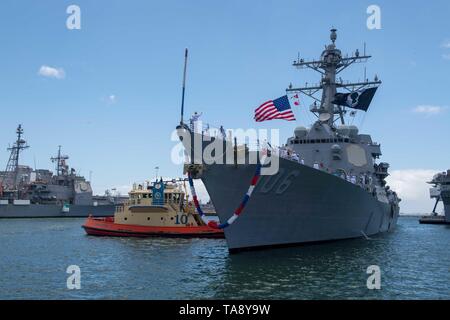 Velisti assegnati al Arleigh Burke-class guidato-missile destroyer USS Stockdale (DDG 106) uomo le rotaie come la nave tira in San Diego maggio 20. Stockdale e USS Spruance (DDG 111), compresi i distacchi dal elicottero sciopero marittimo Squadron 71 "Rapaci," ha restituito ai loro homeport di San Diego a seguito di una distribuzione per gli Stati Uniti 7 Flotta e quinta flotta aree di operazioni come parte del John C. Stennis Carrier Strike gruppo. (U.S. Foto di Marina di Massa lo specialista di comunicazione 2a classe Abigayle Lutz) Foto Stock