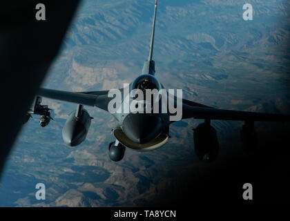 Un U.S. Air Force F-16 Fighting Falcon si prepara a collegare con una KC-135 Stratotanker assegnato al 340 Expeditionary Air Refuelling Squadron fuori Kandahar Airfield, Afghanistan, durante un rifornimento di antenna missione sopra una località segreta Maggio 14, 2019. La F-16 riempie un ruolo critico di abilitazione di sicurezza locale e chiudere il supporto aereo per le forze della coalizione sul terreno. (U.S. Air Force photo by Staff Sgt. Chris Drzazgowski) Foto Stock