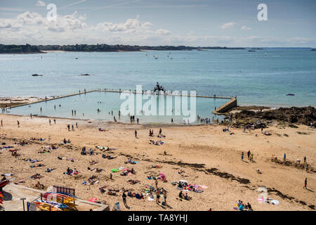 La piscina di acqua di mare e la gente sulla spiaggia sany, Saint Malo, Bretagna Francia Foto Stock