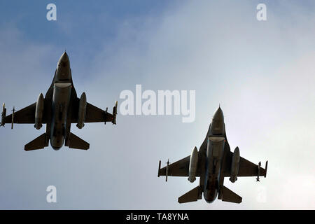 Due F-16C Fighting Falcons assegnato alla 93Fighter Squadron, Homestead Air Base riserva Fla., sorvolare Royal Air Force Lakenheath, Inghilterra, 16 maggio 2019. Durante la distribuzione, 93FS ha volato più di 136 sortite e accumulato quasi 180 ore di volo. (U.S. Air Force foto di Master Sgt. Eric Burks) Foto Stock