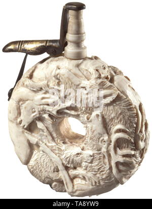 Una polvere intagliato pallone con temi di caccia in stile del workshop Maucher, 19th/xx secolo due-parte avorio lavorato pallone, semi-carving in plastica con intrecciano hunting scene su entrambi i lati. Il cinghiale attaccato da cani da caccia, e cervi, cinghiali e cani. Girato il tubo di lancio con molla a base di chiusura in ottone. Diametro 7,4 cm. storica, storica, polvere pallone, accessorio, accessori, militare, militaria, oggetto, oggetti, alambicchi, Utility, utility, clipping, clippings, tagliate, cut-out, ritagli arnese, attrezzature, utensili, secolo XIX, Additional-Rights-Clearance-Info-Not-Available Foto Stock