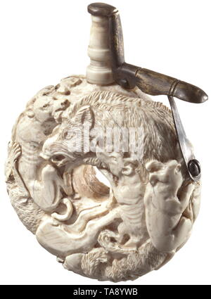 Una polvere intagliato pallone con temi di caccia in stile del workshop Maucher, 19th/xx secolo due-parte avorio lavorato pallone, semi-carving in plastica con intrecciano hunting scene su entrambi i lati. Il cinghiale attaccato da cani da caccia, e cervi, cinghiali e cani. Girato il tubo di lancio con molla a base di chiusura in ottone. Diametro 7,4 cm. storica, storica, polvere pallone, accessorio, accessori, militare, militaria, oggetto, oggetti, alambicchi, Utility, utility, clipping, clippings, tagliate, cut-out, ritagli arnese, attrezzature, utensili, secolo XIX, Additional-Rights-Clearance-Info-Not-Available Foto Stock