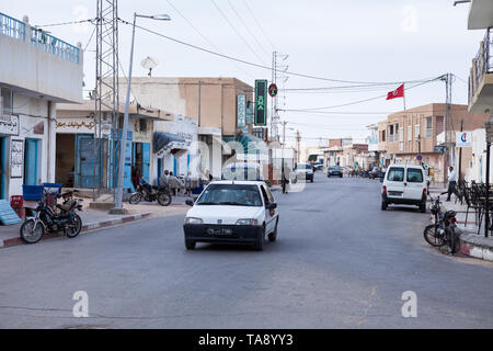 SOUSSE, TUNISIA AFRICA-CIRCA NEL MAGGIO 2012: il traffico su strada è su città provinciale. Stradine della città tunisina con la vita di tutti i giorni Foto Stock