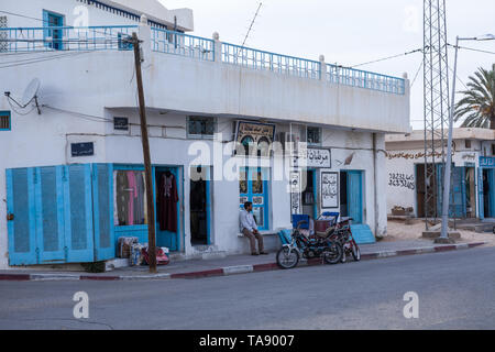SOUSSE, TUNISIA AFRICA-CIRCA maggio, 2012: pasticceria locale con i ciclomotori parcheggiata. Si tratta di un negozio dove il francese dolci e torte sono venduti. Stradine di tu Foto Stock