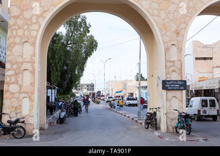 SOUSSE, TUNISIA AFRICA-CIRCA NEL MAGGIO 2012: Arch è all'ingresso del centro della città africana. Stradine della città tunisina con la vita di tutti i giorni Foto Stock