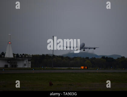 Airrmen dal 104th Fighter Wing a bordo di un KC-135 Stratotanker dal 101st aria ala Refuling, Bangor, ME, 14 maggio 2019, presso Barnes Air National Guard Base, Massachusetts. I 104 membri FW è andato alla Norvegia a sostegno di Arctic Challenge. (U.S. Air National Guard foto di Airman Sara Kolinski) Foto Stock