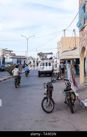 SOUSSE, TUNISIA AFRICA-CIRCA NEL MAGGIO 2012: ciclomotori sono sulla strada di una cittadina di provincia. Essa è il tipo più comune di trasporto. Stradine di Tunisi Foto Stock