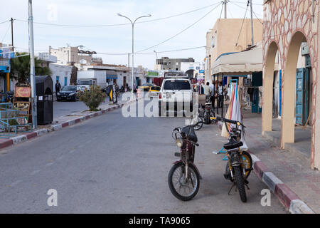 SOUSSE, TUNISIA AFRICA-CIRCA maggio, 2012: ciclomotori sulla strada di una cittadina di provincia. Essa è il tipo più comune di trasporto. Stradine di Sousse cit Foto Stock