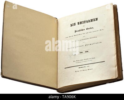 Die Uniformen der preußischen Garden - (tr. Le divise delle guardie di Prussia), pubblicato da Walter Gropius Berlino, 1840 volume illustrato intitolato 'Die Uniformen der giardino - 1704 bis 1836' etc, significativo lavoro di riferimento sull'uniforme dell'esercito prussiano, edito da Il Generalleutnant Wilhelm von Thümen. Pubblicato in Berlino dal 1837 da George Walter Gropius, in più spedizioni. Semi-biancheria e il legame di cuoio, scritte in oro. Dimensioni 22,5 x 26 x 3,5 cm. Non è controllata per verificarne la completezza, diverse pagine allentato. Completato nel 1840, il lavoro comprende circa 1, Additional-Rights-Clearance-Info-Not-Available Foto Stock