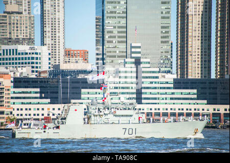 190522-N-XQ474-0046 NEW YORK (22 maggio 2019) Royal Canadian Navy marinai uomo le rotaie del Royal Canadian Kingston classe difesa costiera nave HMCS Glace Bay (MM 701) in quanto il transito fino al Fiume Hudson durante la settimana della flotta di New York. Settimana della flotta di New York, ora nel suo trentunesimo anno della città è onorata da tempo festa del mare servizi. Si tratta di una opportunità unica per i cittadini di New York e il circostante tri-state area per soddisfare i marinai, Marine e le coste Guardie, come pure testimoniare di prima mano le funzionalità più recenti di oggi i servizi marittimi. (U.S. Navy foto di comunicazione di massa S Foto Stock