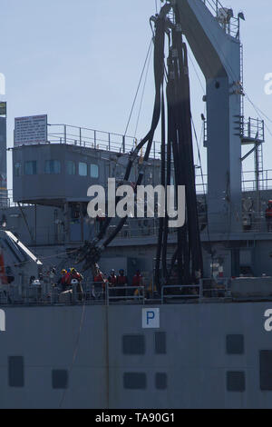 Il San Antonio-classe di trasporto anfibio dock USS New York (LPD-21) riceve il carburante mentre in transito per la Settimana della flotta di New York, 21 maggio 2019. Settimana della flotta NY è una opportunità per il pubblico americano e per soddisfare le loro Marine Corps, la marina e la Guardia Costiera elementi di servizio e l'esperienza dell'America servizi di mare in prima persona. (U.S. Marine Corps foto di Cpl. Tiana Boyd) Foto Stock