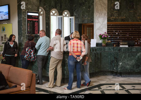 MONASTIR, TUNISIA AFRICA-CIRCA NEL MAGGIO 2012: nuovi arrivati di turisti russi stand in coda per ufficio cambio valuta nella lobby dell hotel tunisino. Il Des Foto Stock