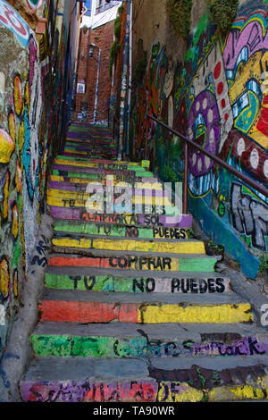 Street Art - Dipinti scale a Valparaíso, Cile. Foto Stock