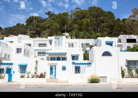 SIDI BOU SAID, TUNISIA AFRICA-CIRCA NEL MAGGIO 2012: blu e bianchi edifici sono in bassa villaggio di Sidi Bou Said. Foothill distretto con i dintorni. Esso Foto Stock