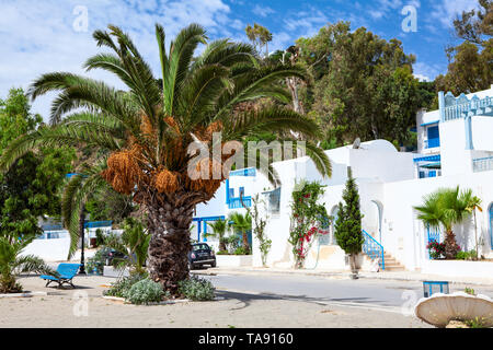 SIDI BOU SAID, TUNISIA AFRICA-CIRCA NEL MAGGIO 2012: blu e bianche case residenziali sono in città bassa di Sidi Bou Said. Foothill distretto con i dintorni Foto Stock