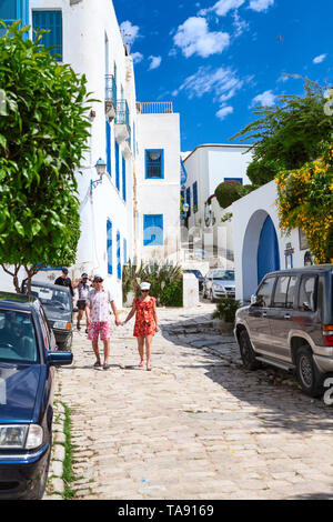 SIDI BOU SAID, TUNISIA AFRICA-CIRCA NEL MAGGIO 2012: i turisti a piedi belle strade della parte centrale di Sidi Bou Said. La città in sé è attrazione turistica un Foto Stock