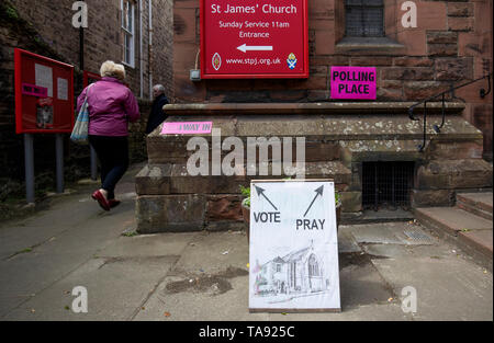 Segni al di fuori della stazione di polling al St James Church di Edimburgo. Foto Stock