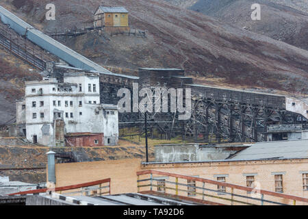 L'improvviso abbandonato il russo città mineraria Pyramiden. miniera di carbone a fianco della collina, Isfjorden, Longyearbyen, Svalbard, Norvegia. Foto Stock