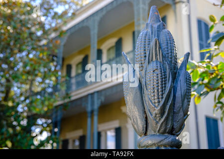 Colonial 1800's Villa Cornstalk Fence in Fourth Street nel Garden District di New Orleans, Louisiana, Stati Uniti d'America. Foto Stock